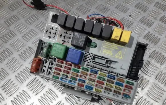 Opel Zafira A Fuse box set 24412497