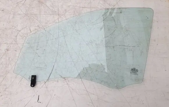 KIA Sorento Front door window glass four-door 824113E010