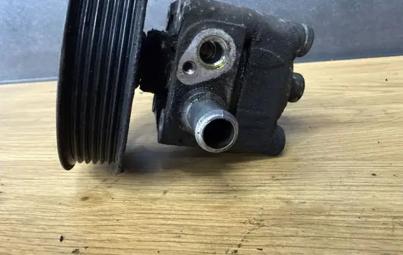 Volvo XC90 Power steering pump 30665100