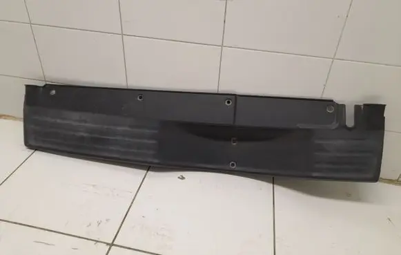 Rear bumper trim bar molding