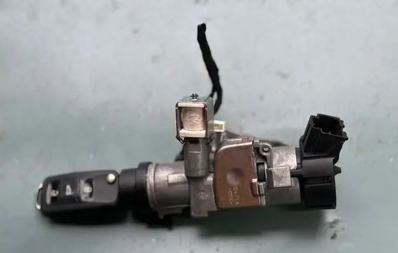 Volkswagen Multivan T5 Ignition lock 6R0905851F