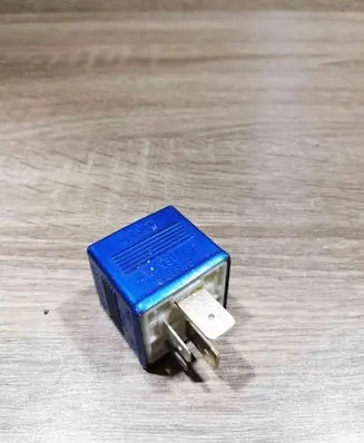 Volkswagen PASSAT B5.5 Other relay 8A0951253 202 BLUE