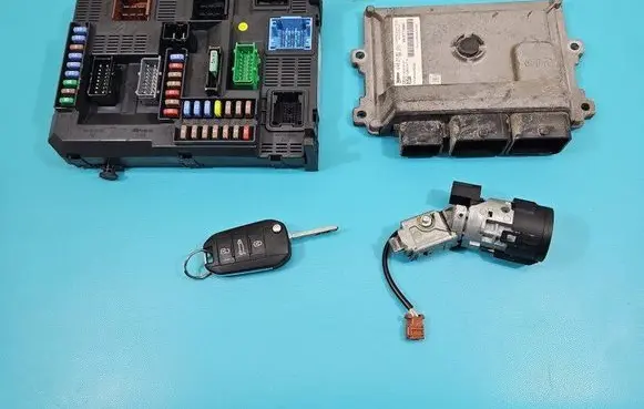 Peugeot 301 Engine control unit/module ECU 9806713880 IMPRK1508391