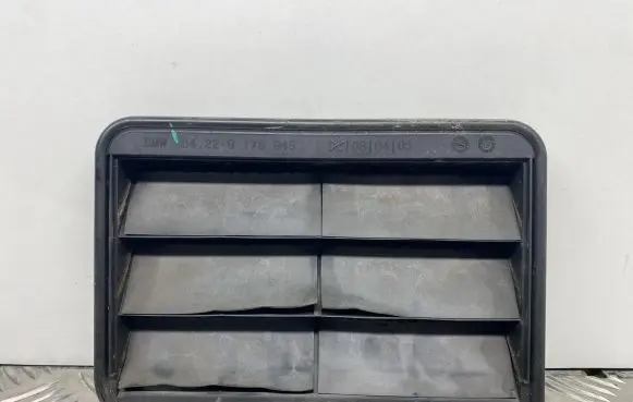Quarter panel pressure vent