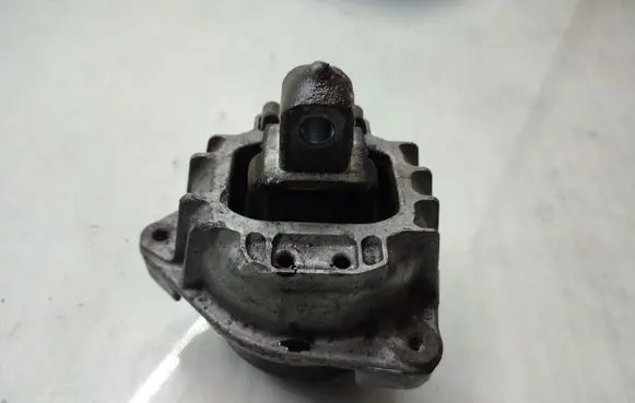 BMW 5 F10 F11 Engine mount bracket 6777371