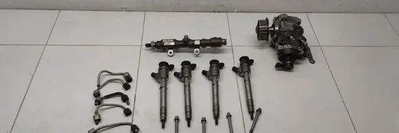 Peugeot 208 II Fuel injection system set 9817903080