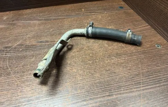 Mercedes-Benz Vito Viano W639 Engine coolant pipe/hose A6398327623 6398327623