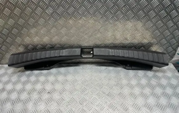 Trunk/boot sill cover protection