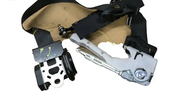 Nissan Juke I F15 Front seatbelt