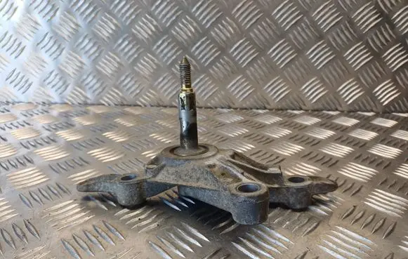 Nissan Primera Gearbox mounting bracket 072522