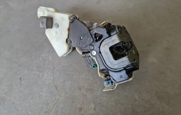 Nissan Patrol Y61 Tailgate lock latch 825534H111