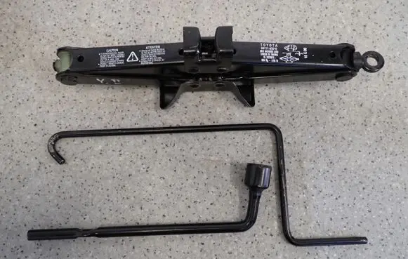 Toyota Yaris Spare wheel mounting bracket 09111-05010