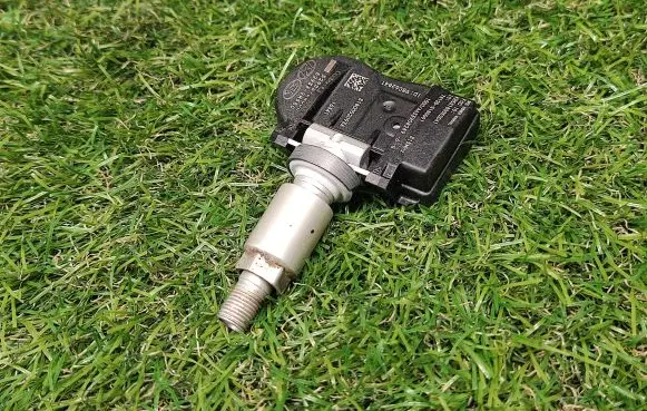 Hyundai Santa Fe Tire pressure sensor 529333N000 529332M550