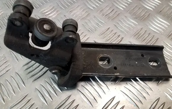 Opel Vivaro Sliding door middle roller runner 311973E