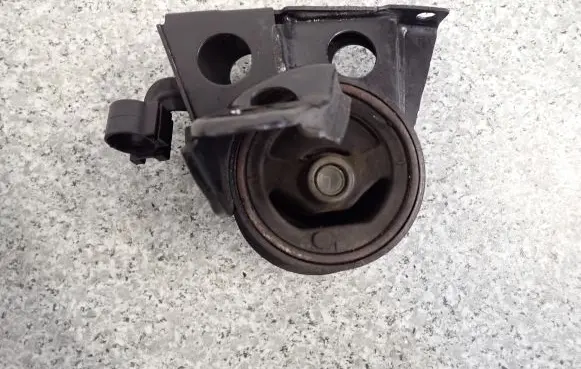 Nissan X-Trail T30 Engine mount vacuum valve 