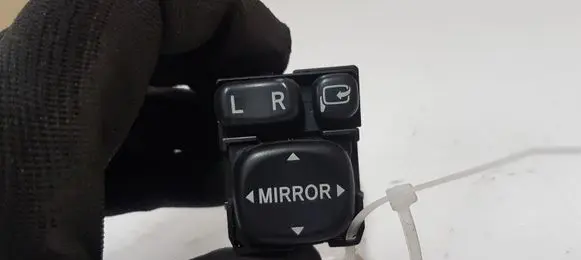 Toyota Avensis T250 Wing mirror switch 183575
