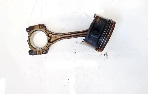 Toyota Yaris Piston with connecting rod