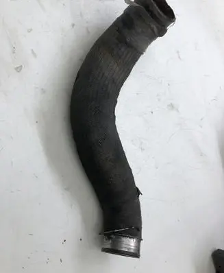 Chrysler 300 - 300C Intercooler pipe mounting bracket 