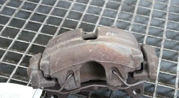 Volkswagen PASSAT B7 Front brake caliper