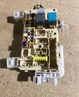 Toyota Corolla Verso E121 Fuse module 892210F010 6361786611 06091120585102