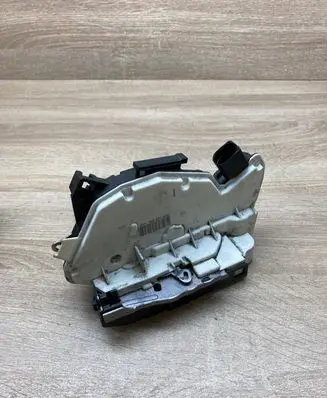 Volkswagen Tiguan Front door lock 5N2837015C