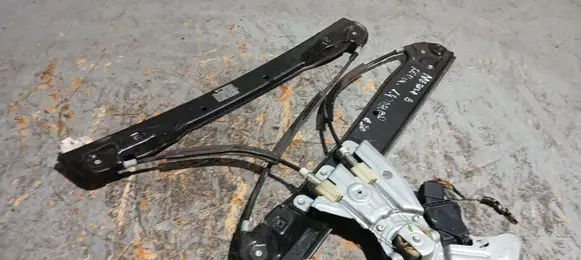 Opel Meriva B Front door window regulator with motor 13354548