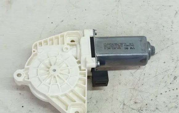 Volkswagen PASSAT B8 Front door window regulator motor 5Q4959802B