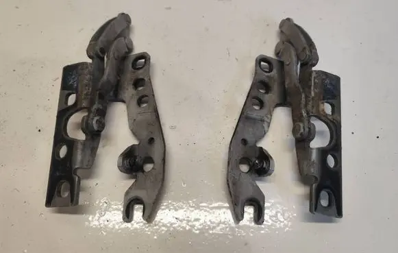 Engine bonnet/hood hinges