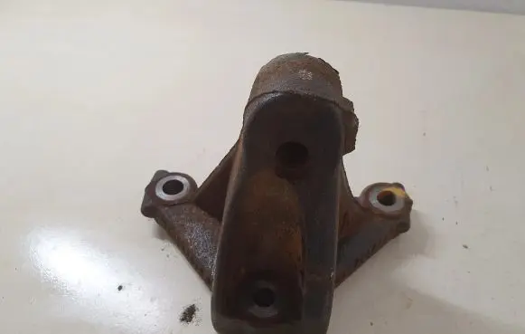 Opel Vivaro Engine mounting bracket 8200404276