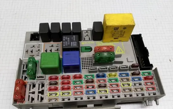 Opel Zafira A Fuse module 24412497