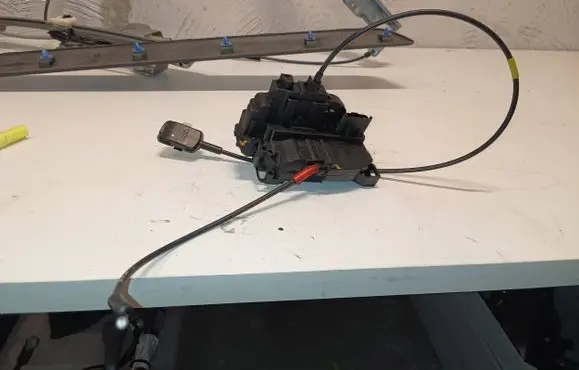 Renault Kangoo II Front door lock 8200497684