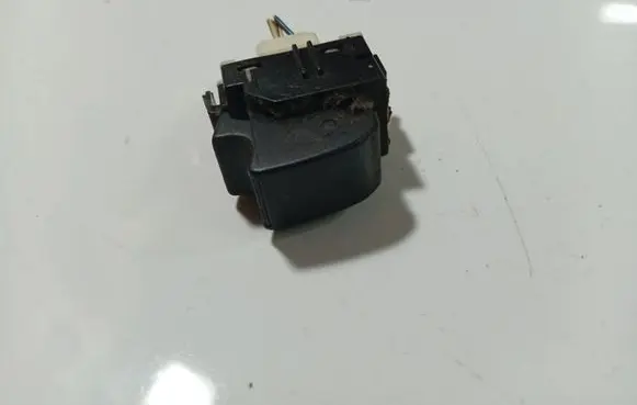 Toyota Avensis T250 Electric window control switch