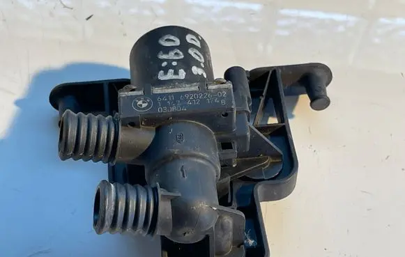 BMW 5 E60 E61 Coolant heater control valve 6411692022602 6920226