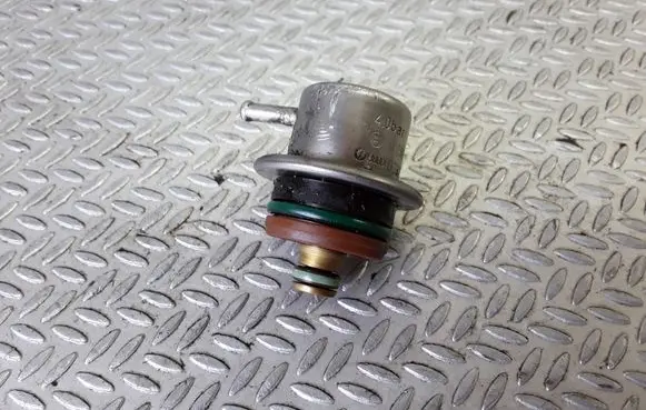 Audi A4 S4 B6 8E 8H Fuel pressure regulator 0280160575 078133534C