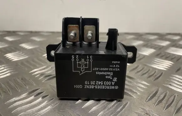 Mercedes-Benz C W204 Charging relay A0035422619