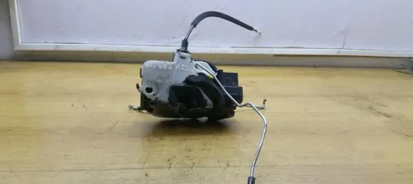 Opel Insignia A Front door lock 13577980