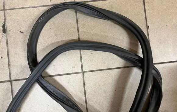 Volvo V60 Front door rubber seal 893991