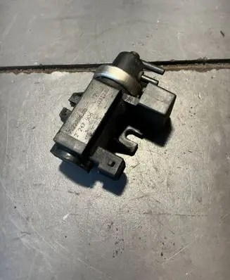 BMW 7 E38 Turbo solenoid valve 2247905