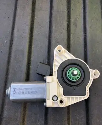 Mercedes-Benz E W238 Front door window regulator motor A0009066206 C72415100