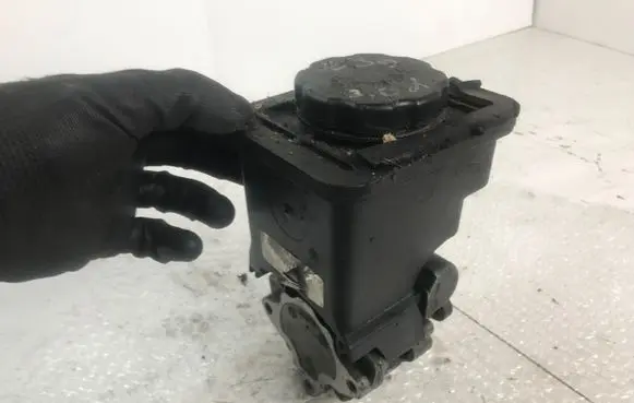 BMW 5 E39 Power steering pump 2247556 2247599