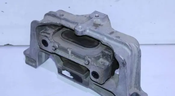 Mercedes-Benz CLA C117 X117 W117 Engine mount bracket A2462402617 0010021 ZGS002171