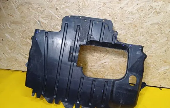 Volkswagen PASSAT B4 Engine splash shield/under tray 1H0825237B