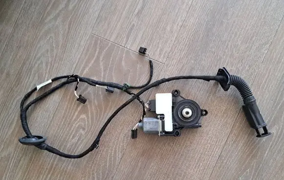 Volkswagen Golf VII Rear door window regulator motor 0130822695 5G4971693T