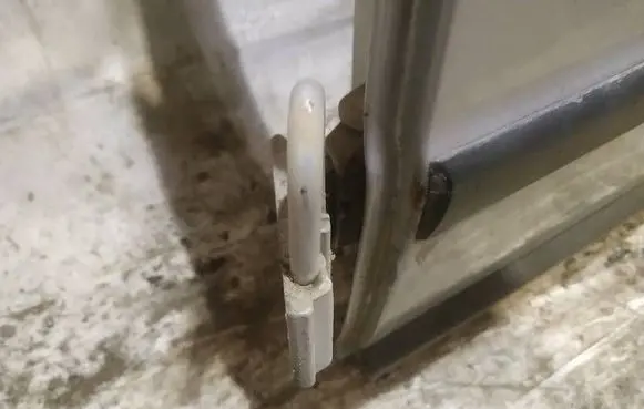 Volkswagen PASSAT B5 Rear door lower hinge 