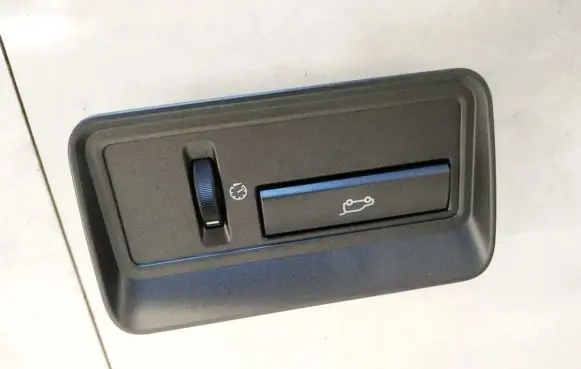 Tailgate opening switch