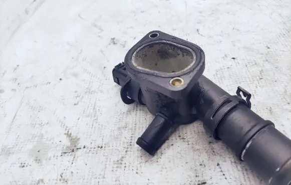Volkswagen Touran I Engine coolant pipe/hose 038121132D