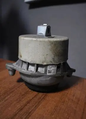 Mercedes-Benz C W205 Engine mount vacuum valve a2052404500