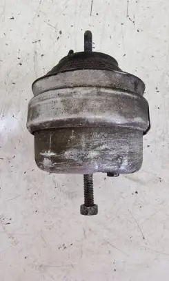 Volkswagen PASSAT B5 Engine mount bracket 8D0199379J