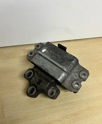 Volkswagen PASSAT B6 Engine mount bracket 3C0199555 0704031302 130232