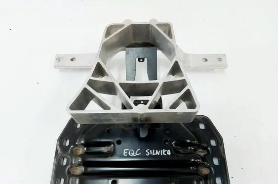 Engine mount bracket